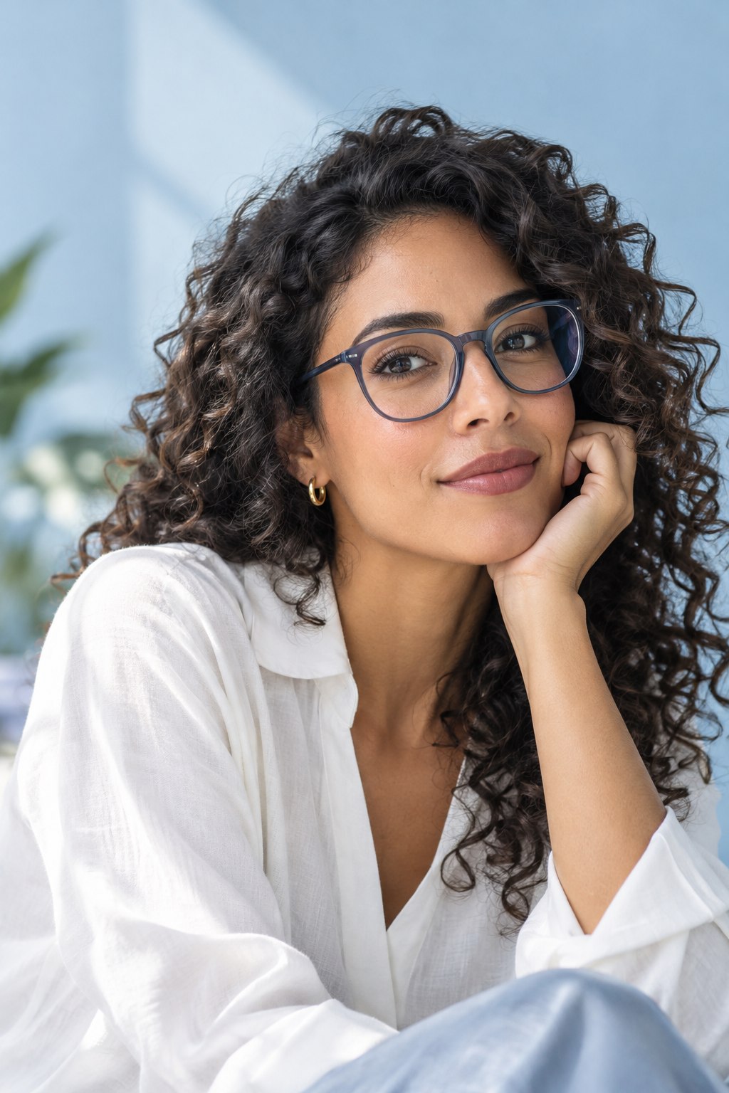 Mujer con gafas de montura moderna